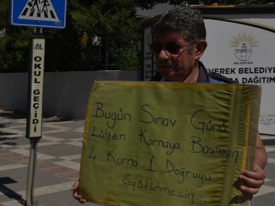 Uzun illərdir imtahan günləri könüllü olaraq sürücülərə xəbərdarlıq edən vətəndaş