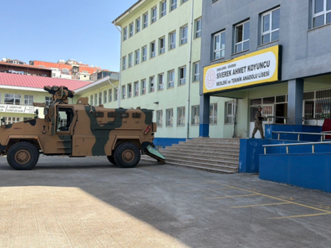 Türkiyədə məktəbli liseyə hücum edib - Şagirdləri girov götürdü