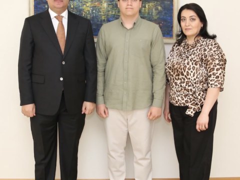 Rektor Elmar Qasımov buraxılış imtahanlarında 300 bal&nbsp;nəticə göstərən Rafiq Vəlizadə və onun valideyni ilə görüşüb