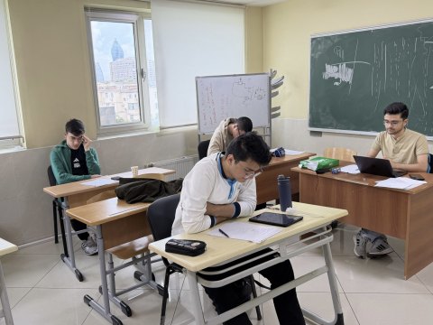 Keçmiş qaliblər uşaqları olimpiadaya hazırlaşdırırlar