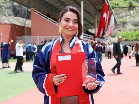 30 il əvvəl yarıda buraxdığı universitet təhsilinə oğlunun dəstəyi ilə qayıtdı, fakültə birincisi oldu