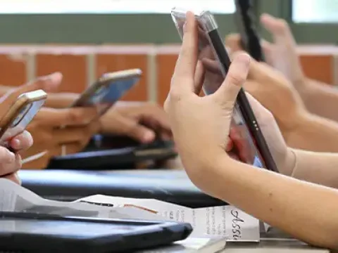 Məktəblərdə telefon istifadəsi ilə bağlı yeni qaydalar TƏSDİQLƏNDİ