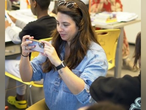 Valideyn yazır: İndiki müəllimlər dərs keçmək əvəzinə telefonla məşğul olur