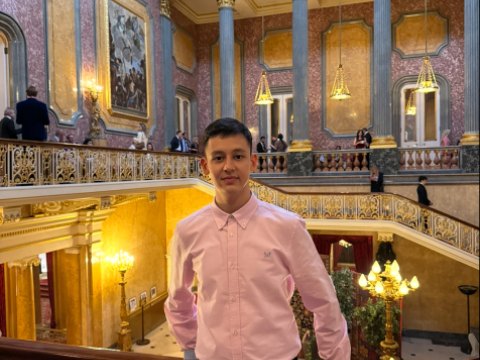 Oksford professoruna 10 yaşında məktub yazan azərbaycanlı bu gün Londonda təhsil alır
