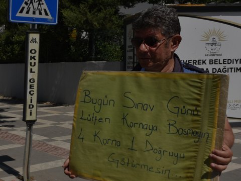 Uzun illərdir imtahan günləri könüllü olaraq sürücülərə xəbərdarlıq edən vətəndaş