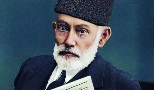 Oxuyan insanı təhsil, düşünən insanı media yetişdirir