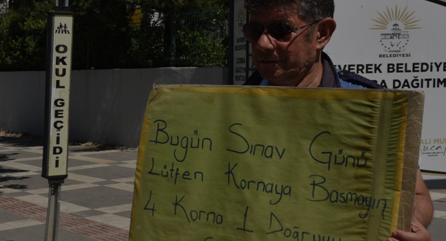 Uzun illərdir imtahan günləri könüllü olaraq sürücülərə xəbərdarlıq edən vətəndaş