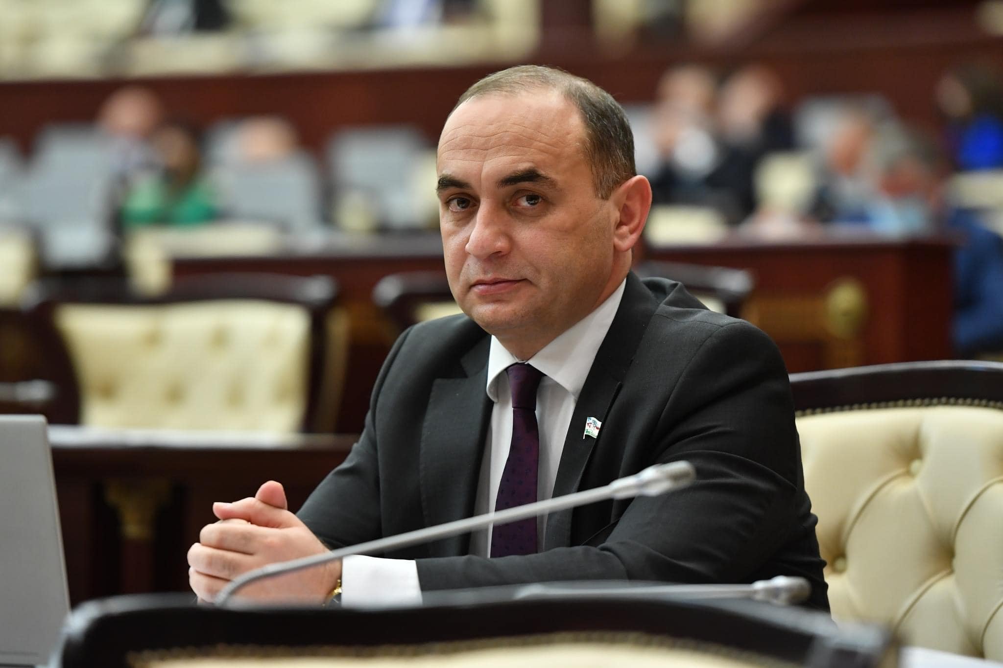 Deputat: Dərsliklər yenilənməli, şagirdlərin dil bacarıqları ölçülməlidir
