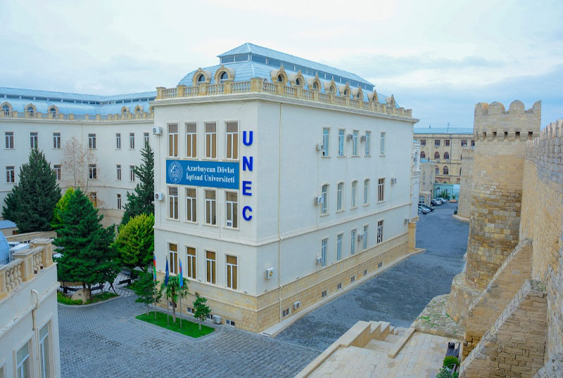 UNEC-in rektoru Qarabağ Universitetinə 500 kitab hədiyyə etdi