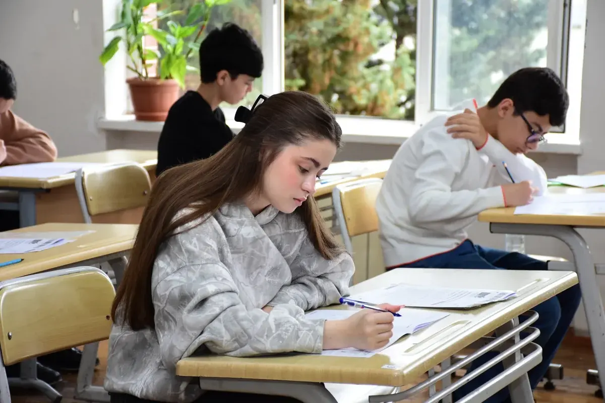 Ninth graders took the exam - 4 students caught with phones