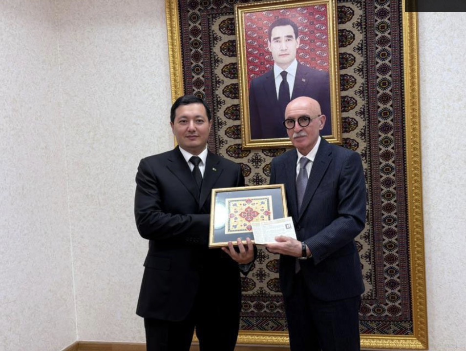 Firudin Qurbanov Türkmənistanın təhsil nazirinin müavinləri ilə görüşüb