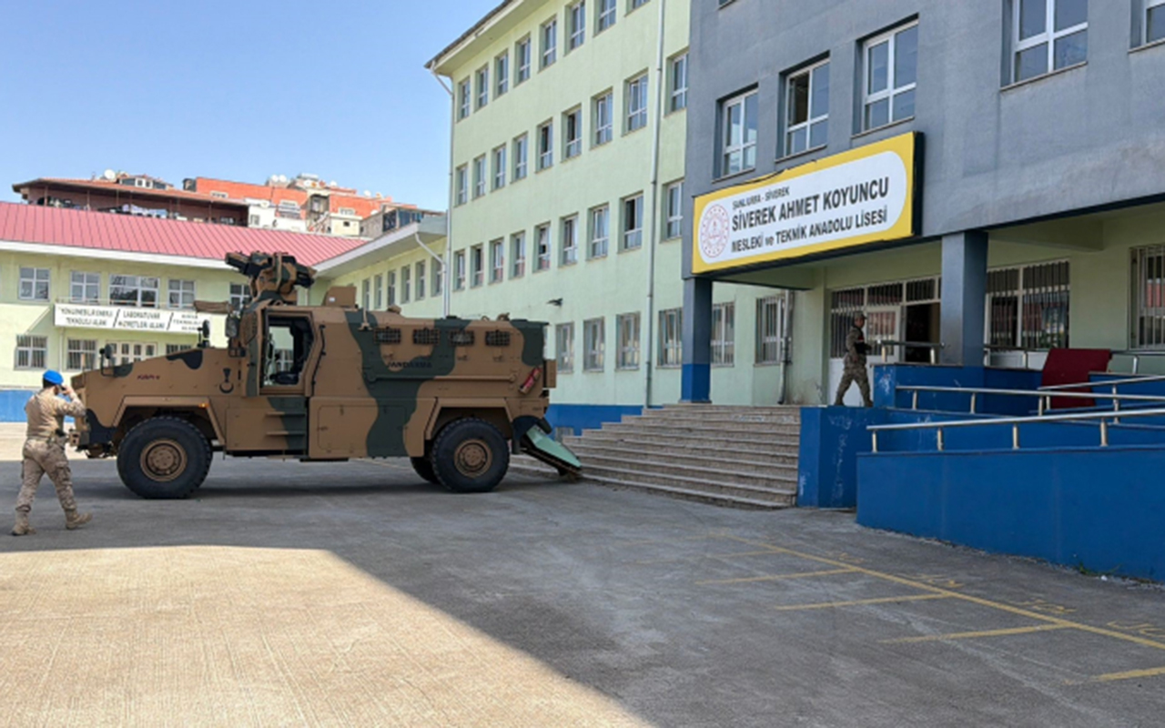 Türkiyədə məktəbli liseyə hücum edib - Şagirdləri girov götürdü