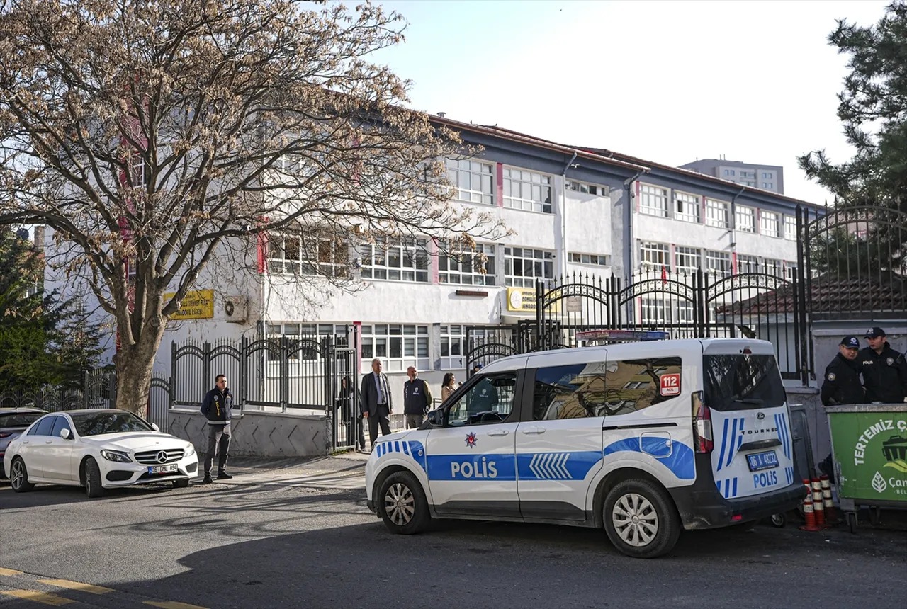 Məktəblərdə giriş-çıxış və forma qaydaları sərtləşdirildi