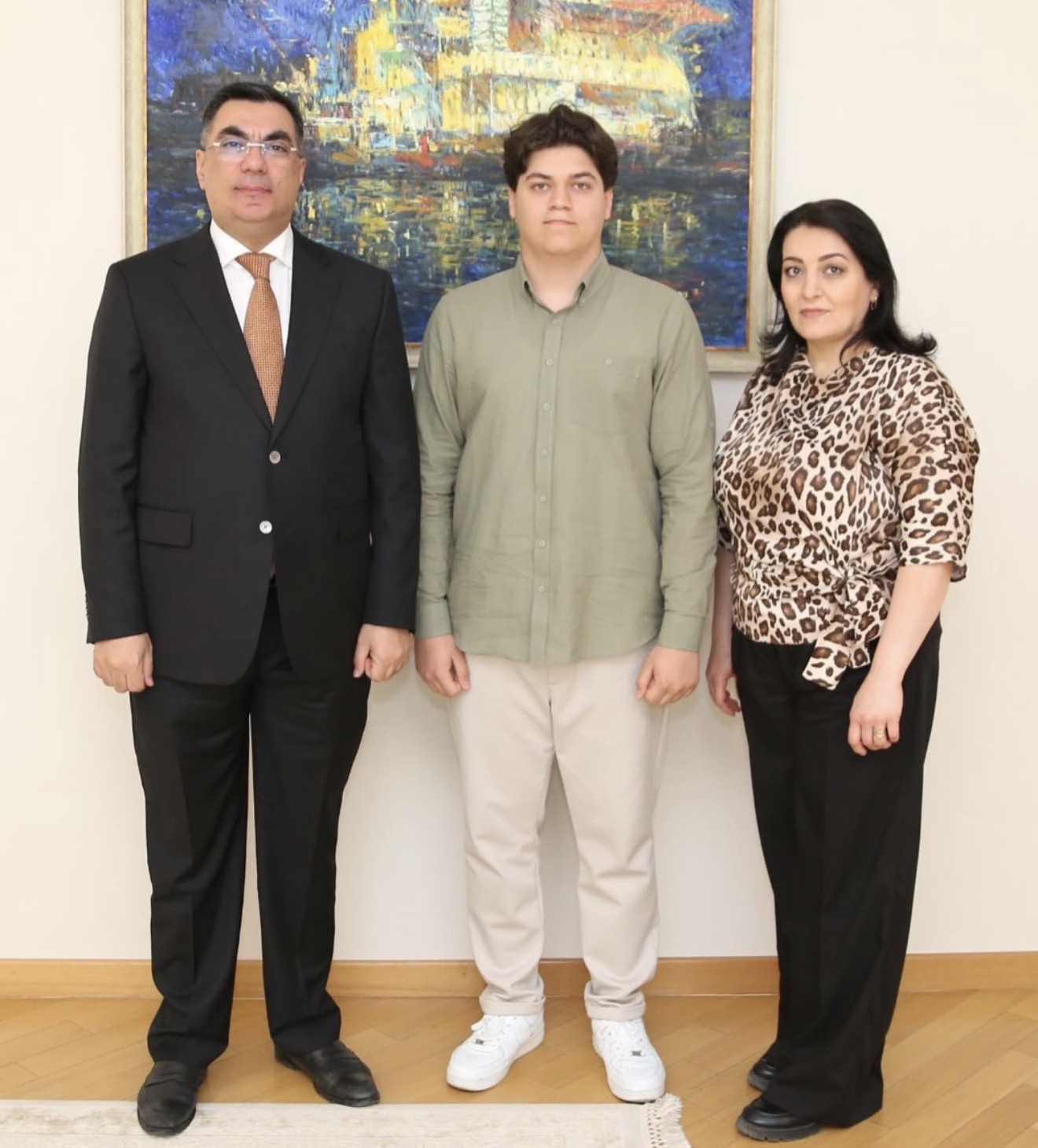 Rektor Elmar Qasımov buraxılış imtahanlarında 300 bal&nbsp;nəticə göstərən Rafiq Vəlizadə və onun valideyni ilə görüşüb
