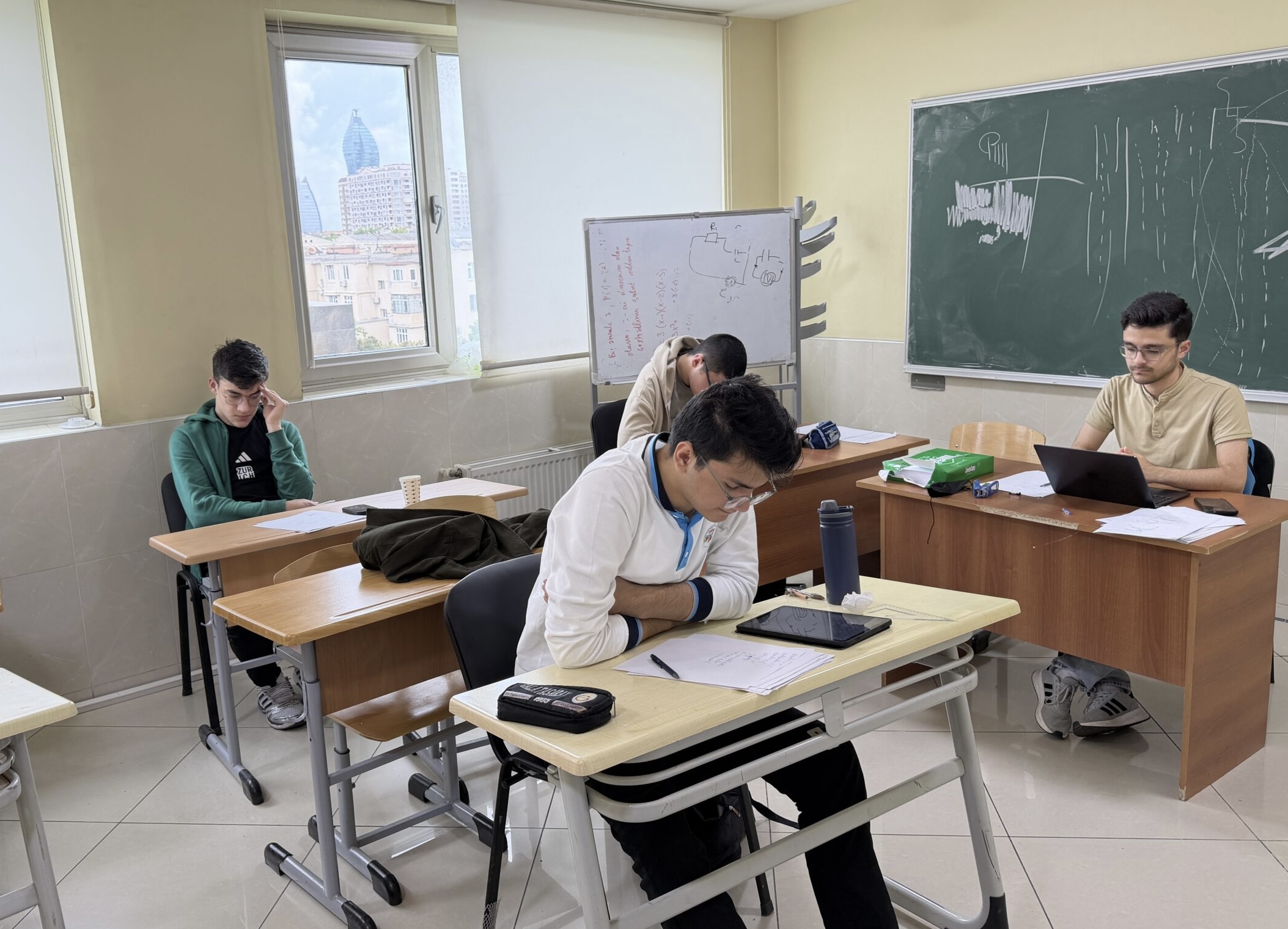 Keçmiş qaliblər uşaqları olimpiadaya hazırlaşdırırlar
