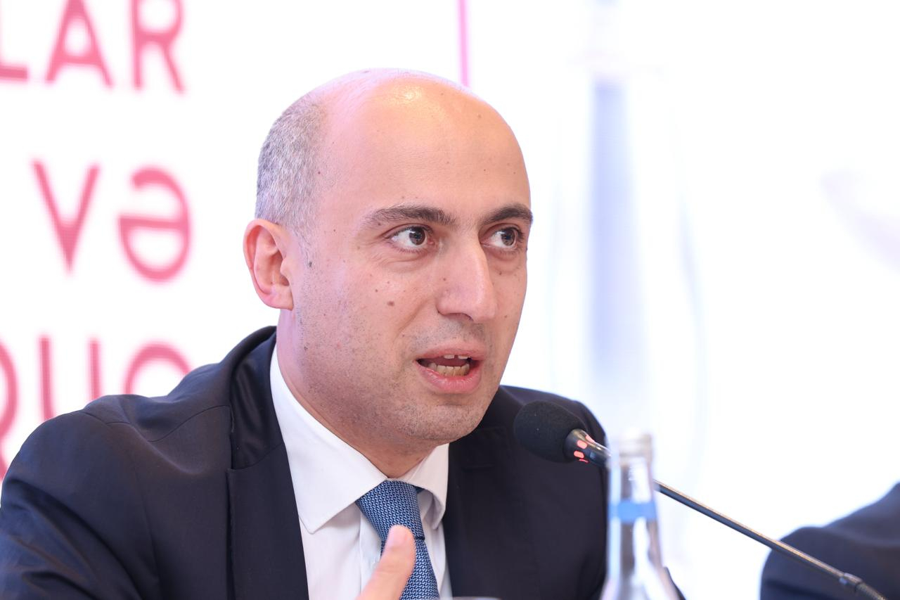 Emin Əmrullayev: Dərslik yazmayanlar dərslikləri daha çox tənqid edirlər