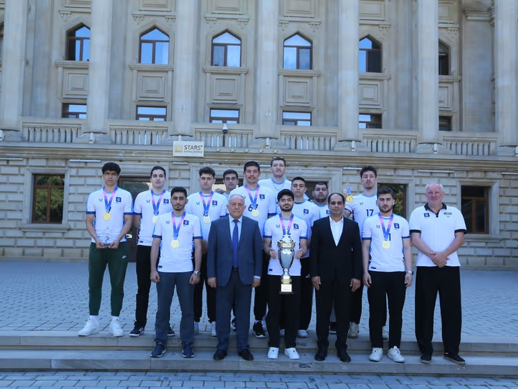 Vilayət Vəliyev çempion olan AzTU komandası ilə görüşüb