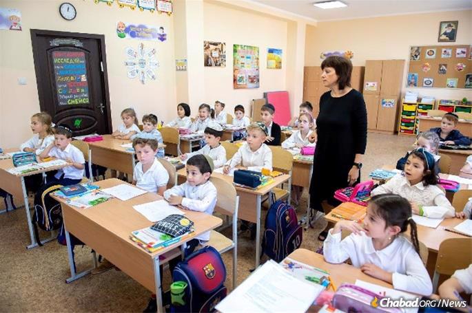 İki məktəbə fənn müəllimləri axtarılır