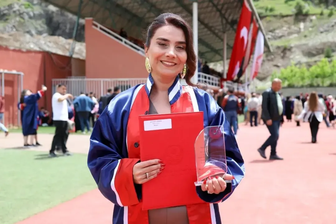 30 il əvvəl yarıda buraxdığı universitet təhsilinə oğlunun dəstəyi ilə qayıtdı, fakültə birincisi oldu