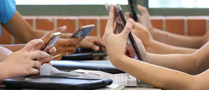 Məktəblərdə telefon istifadəsi ilə bağlı yeni qaydalar TƏSDİQLƏNDİ