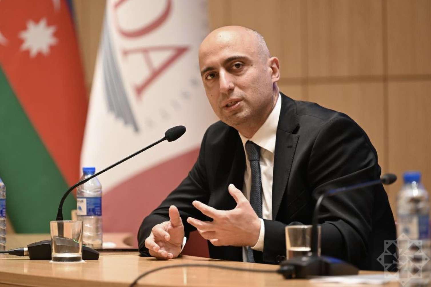 Nazirin dağıtdığı &ldquo;vitrinlər&rdquo; -&nbsp;Uğurun yanlış ölçüsü